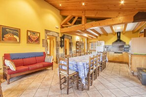 Interior - Holiday Home 'Cal Viudet Vell' with Mountain View, Private Pool and Wi-Fi (Casserres)