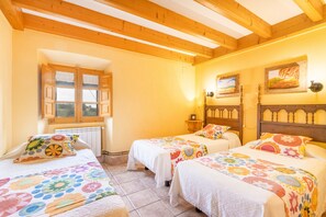4 bedrooms, iron/ironing board, free WiFi, bed sheets