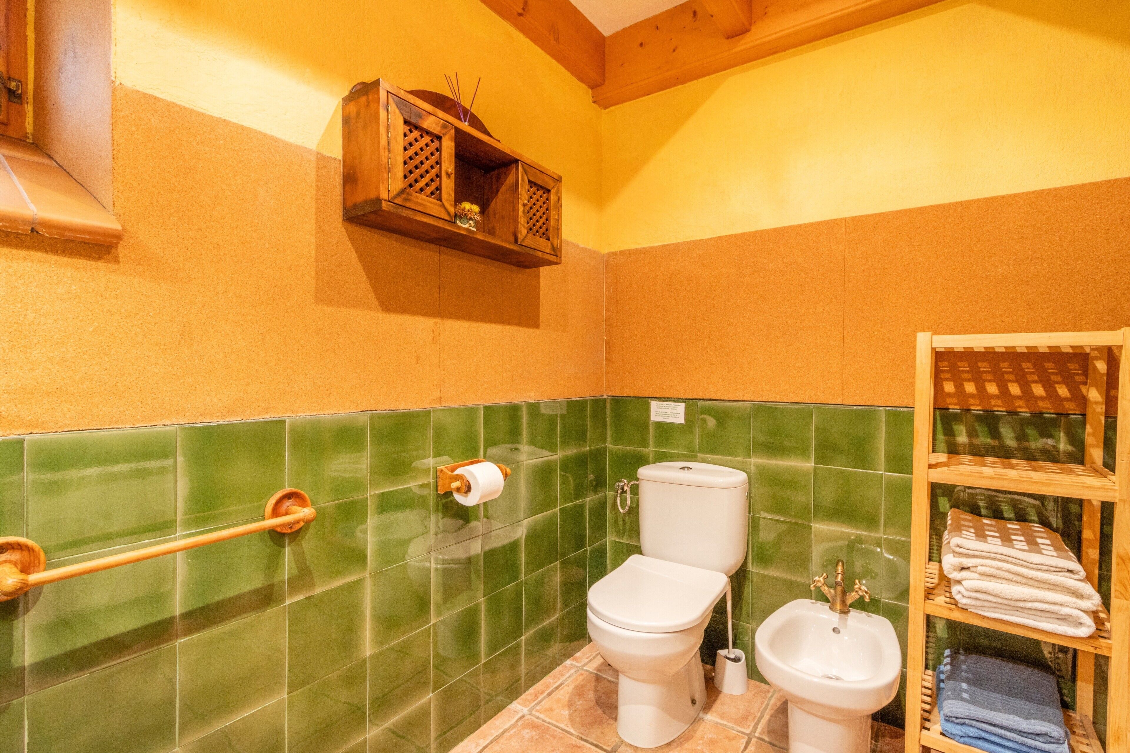 Un bany amb vàter, bidet i portaToowels.