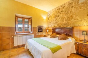 4 bedrooms, iron/ironing board, free WiFi, bed sheets - Holiday Home 'Cal Viudet Vell' with Mountain View, Private Pool and Wi-Fi (Casserres)