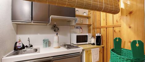 Réfrigérateur, micro-ondes, plaque de cuisson, lave-vaisselle