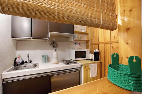 Fridge, microwave, stovetop, dishwasher. Apartment 'Casa Franco - Pila Appartamenti' with Mountain View, Private Terrace and Wi-Fi