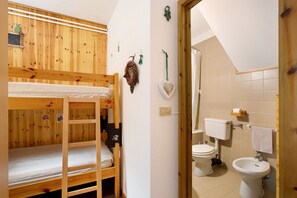 Shower, hair dryer, towels - Apartment 'Casa Franco - Pila Appartamenti' with Mountain View, Private Terrace and Wi-Fi (Pila)