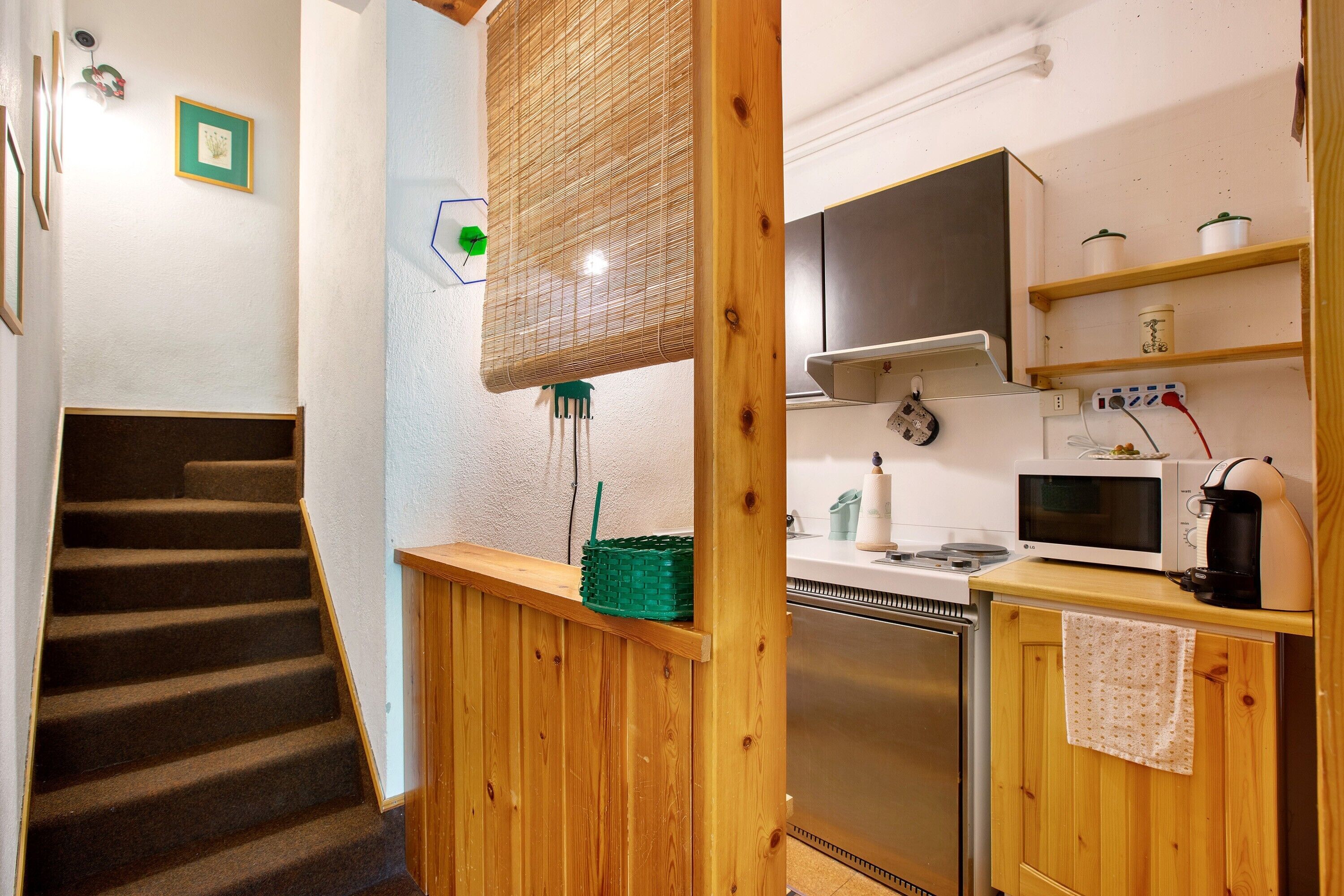 Réfrigérateur, micro-ondes, plaque de cuisson, lave-vaisselle