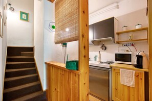 Réfrigérateur, four à micro-ondes, surface de cuisson, lave-vaisselle