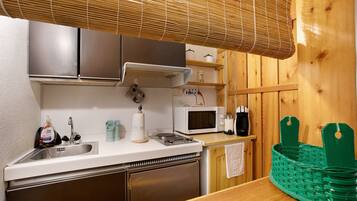 Jääkaappi, mikroaaltouuni, liesi, astianpesukone