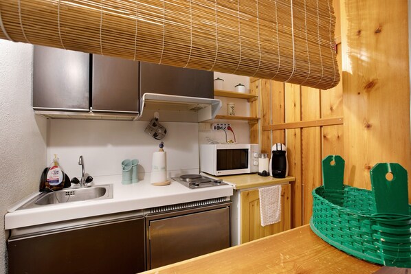 Réfrigérateur, four à micro-ondes, surface de cuisson, lave-vaisselle