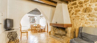 Holiday Home 'Cal Camp Llarg' with Mountain View, Private Pool and Wi-Fi