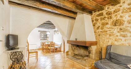 Holiday Home 'Cal Camp Llarg' with Mountain View, Private Pool and Wi-Fi