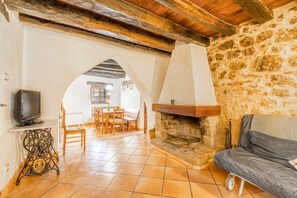 Télévision, cheminée