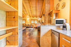 Interior - Holiday Home 'La Granja' with Mountain View, Wi-Fi and Air Conditioning (Olvan)