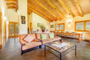 Una televisión, una chimenea, una mesa de tenis de mesa