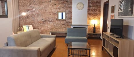 TV, fireplace