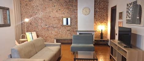 TV, fireplace