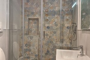 Secadora de cabello, bidet, toallas 