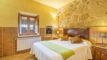 7 bedrooms, iron/ironing board, free WiFi, bed sheets