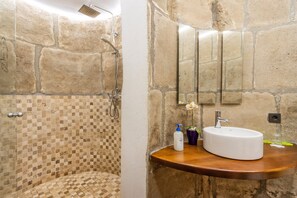 Shower, hair dryer, towels - Holiday Home 'El Puig De Fonollet' with Mountain View, Wi-Fi and Air Conditioning (Puig - Reig)