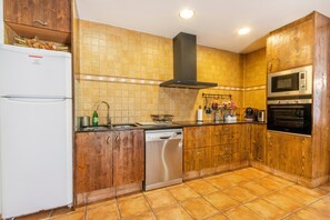 Fridge, microwave, oven, stovetop - Holiday Home 'El Puig De Fonollet' with Mountain View, Wi-Fi and Air Conditioning (Puig - Reig)