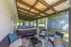 Terrace/patio - Hot Tub | Game Room | Luxe Remodel | Sleeps 8 (Parma Heights)