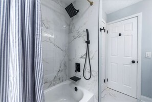 Douche, sèche-cheveux, serviettes fournies, shampoing