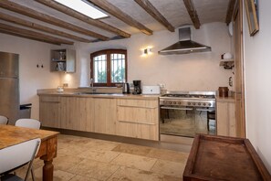 Køleskab, mikrobølgeovn, ovn, kogeplade