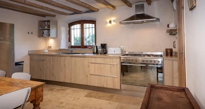 Pequeña casa 'Gite De Myans 15 Personas' con vistas a las montañas, terraza privada y Wi-Fi