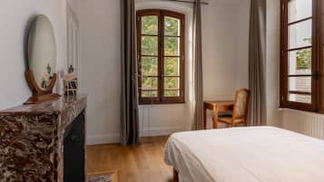 5 bedrooms, iron/ironing board, free WiFi, bed sheets