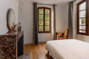 5 chambres, fer et planche à repasser, accès au Wi-Fi (inclus)