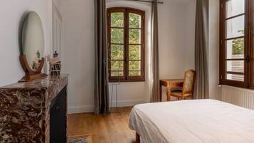 5 slaapkamers, een strijkplank/strijkijzer, gratis wifi, beddengoed