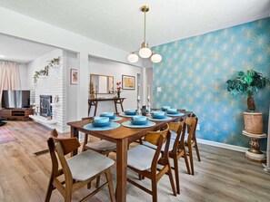 Dining - Cozy retreat w/ game room & BBQ grill (Strongsville)