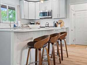 Fridge, microwave, oven, stovetop - Game Room| Deck W/ BBQ| Large Professional Design (Strongsville)