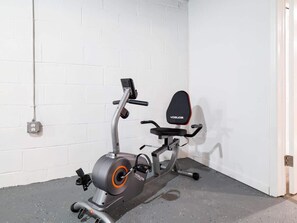 Fitness facility - Cozy retreat w/ game room & BBQ grill (Strongsville)