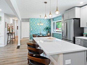 Réfrigérateur, four à micro-ondes, un four, surface de cuisson