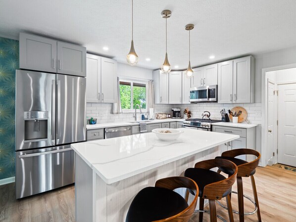 Réfrigérateur, four à micro-ondes, un four, surface de cuisson