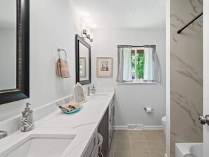 Shower, hair dryer, towels - Cozy retreat w/ game room & BBQ grill (Strongsville)