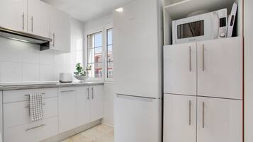 Réfrigérateur, micro-ondes, plaque de cuisson, cafetiÚre/bouilloire