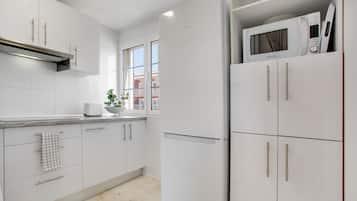 Kühlschrank, Mikrowelle, Herdplatte, Wasserkocher mit Kaffee-/Teezubehör