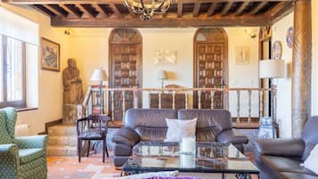 TV, peis, DVD-spiller og stereoanlegg