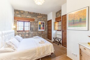 7 bedrooms, iron/ironing board, free WiFi, bed sheets