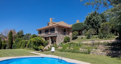 Country House 'Casa Rural Las Yernas' with Mountain View, Private Pool and Wi-Fi
