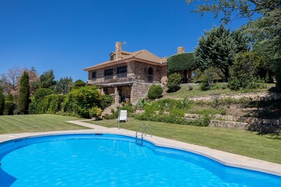 Country House 'Casa Rural Las Yernas' with Mountain View, Private Pool and Wi-Fi