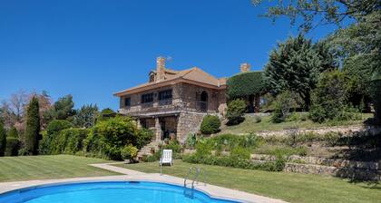 Country House 'Casa Rural Las Yernas' with Mountain View, Private Pool and Wi-Fi
