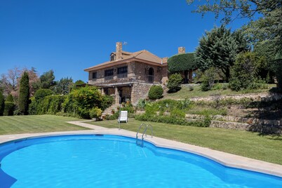 Country House 'Casa Rural Las Yernas' with Mountain View, Private Pool and Wi-Fi