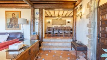 TV, peis, DVD-spiller og stereoanlegg