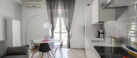 Fridge, oven, dishwasher, coffee/tea maker
