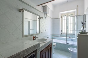 Een haardroger, een bidet