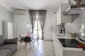 Kühlschrank, Ofen, Geschirrspüler, Wasserkocher mit Kaffee-/Teezubehör