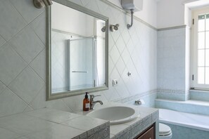 Haartrockner, Bidet, Shampoo