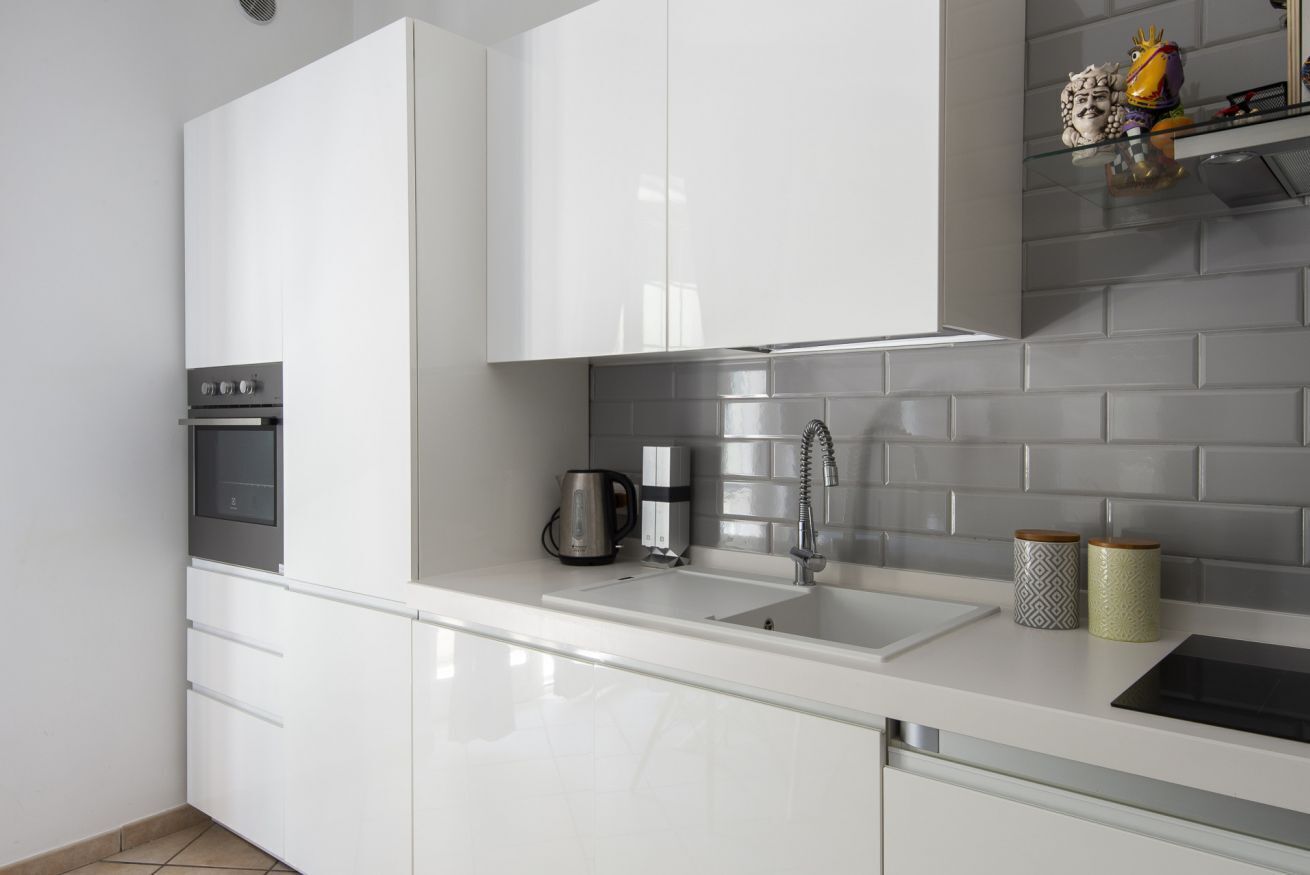 Fridge, oven, dishwasher, coffee/tea maker