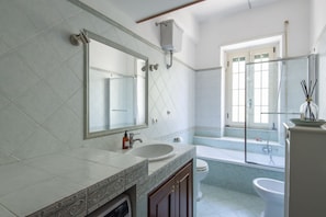 Secadora de cabello, bidet, shampoo 